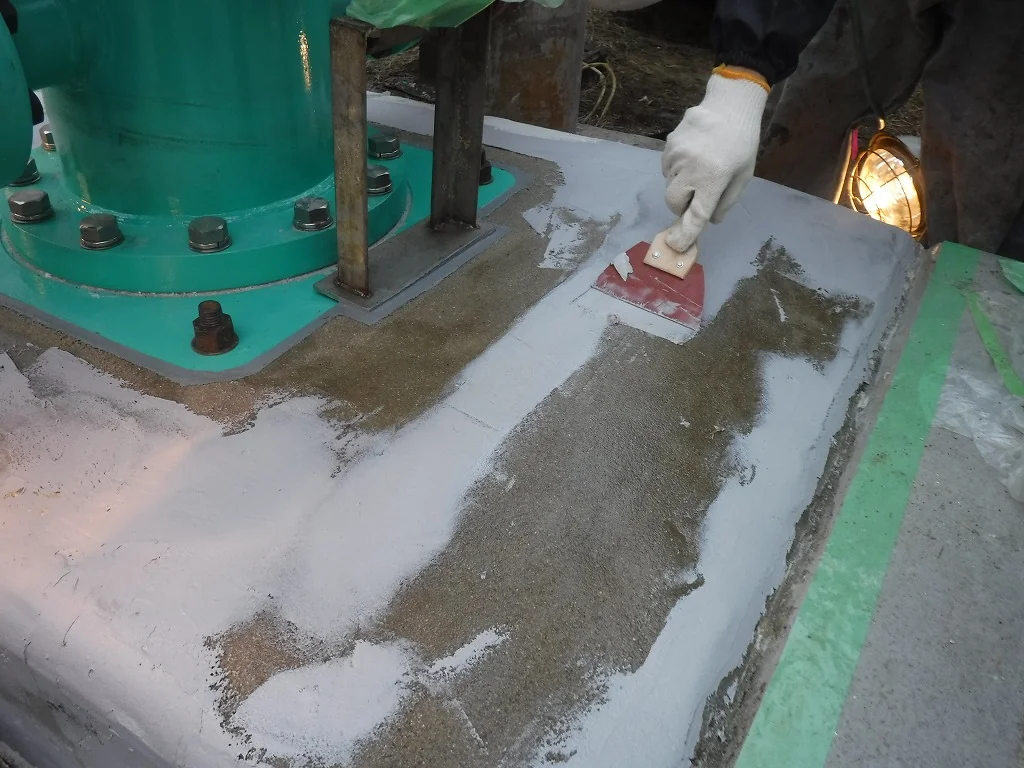 設備基礎まわりの補強材塗布作業