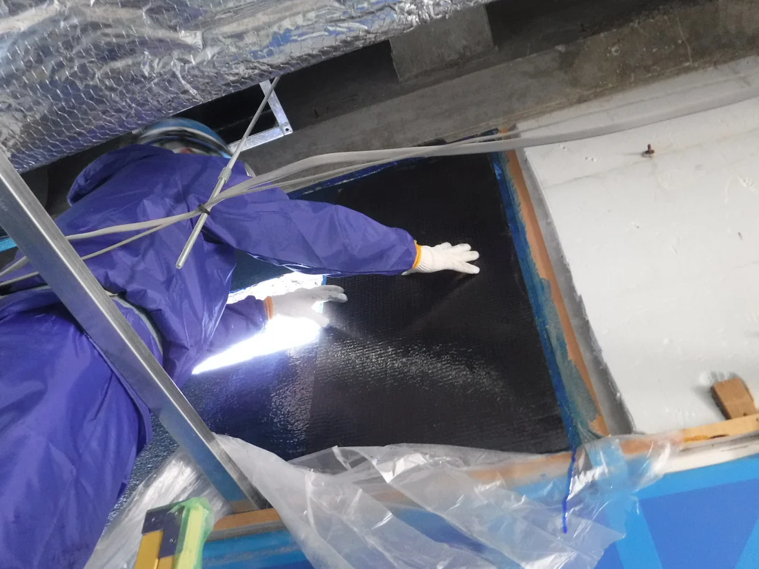 炭素繊維シートの貼付作業